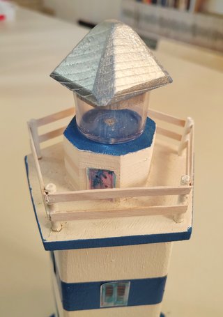 Faro decorativo in legno fatto a mano