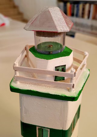 Faro decorativo in legno fatto a mano