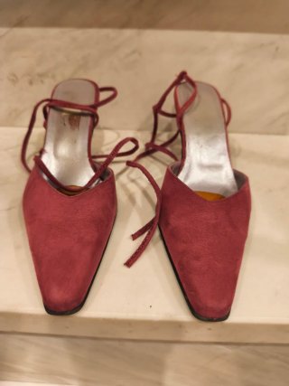 Zapatos de tacón rojos para mujer