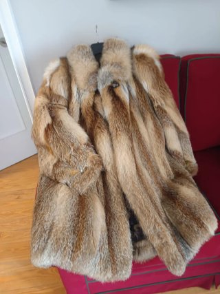 Chaquetón de pieles beige y marrón