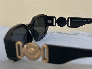 Gafas de sol negras con detalle dorado