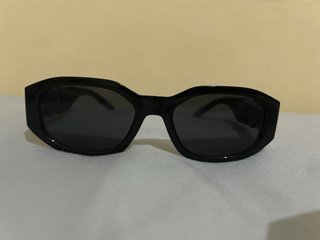 Gafas de sol negras con detalle dorado