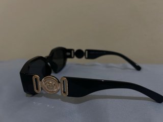 Gafas de sol negras con detalle dorado