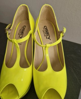 Scarpe con plateau e cinturino giallo