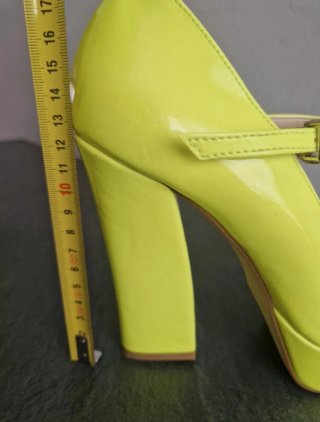 Scarpe con plateau e cinturino giallo