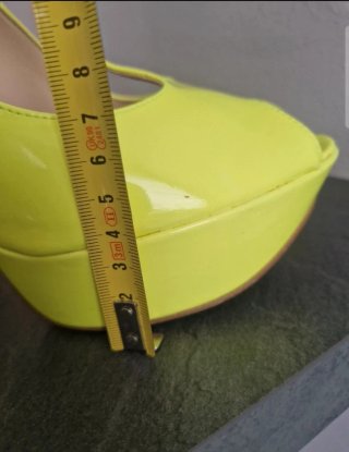 Scarpe con plateau e cinturino giallo