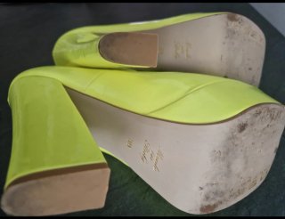 Scarpe con plateau e cinturino giallo