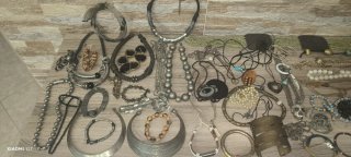 Lotto di bigiotteria: collane, bracciali
