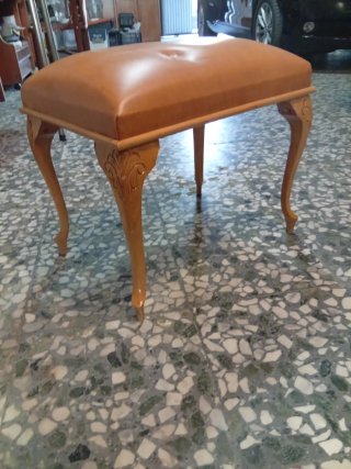 Taburete antiguo de habitación