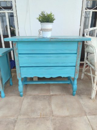 Mueble auxiliar vintage azul con detalles dorados