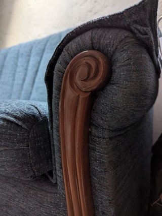 Sofá azul de tela y madera