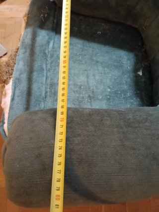 Sillón orejero verde para restaurar
