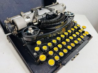 Máquina de escribir antigua Noiseless 1922