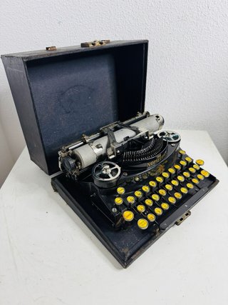 Máquina de escribir antigua Noiseless 1922