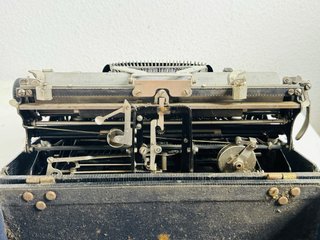 Máquina de escribir antigua Noiseless 1922
