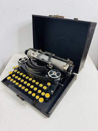 Máquina de escribir antigua Noiseless 1922