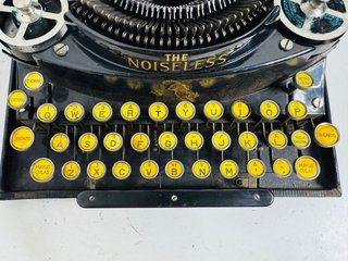 Máquina de escribir antigua Noiseless 1922