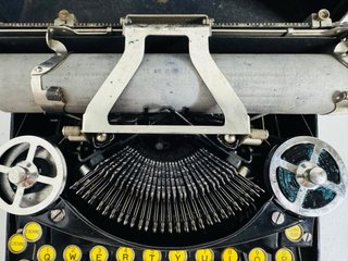 Máquina de escribir antigua Noiseless 1922