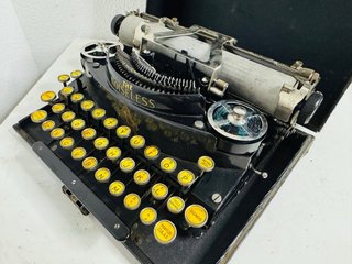 Máquina de escribir antigua Noiseless 1922