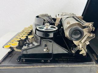 Máquina de escribir antigua Noiseless 1922