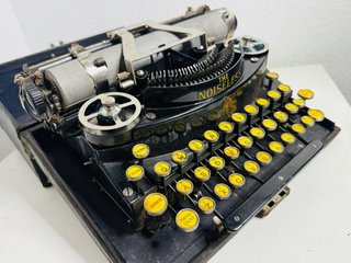 Máquina de escribir antigua Noiseless 1922