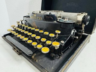 Máquina de escribir antigua Noiseless 1922
