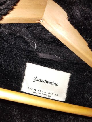Chaquetón negro Stradivarius