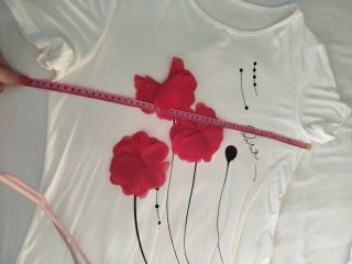 Tailleur con pantalone rosso e maglietta abbinata