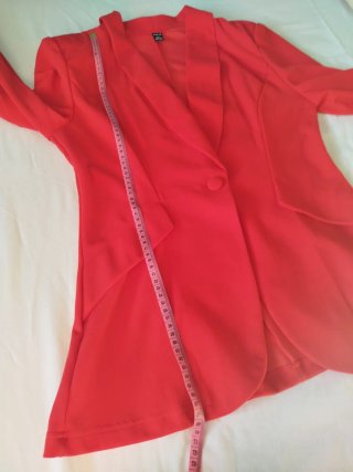 Tailleur con pantalone rosso e maglietta abbinata