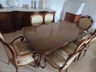 Mesa de comedor y sillas de madera