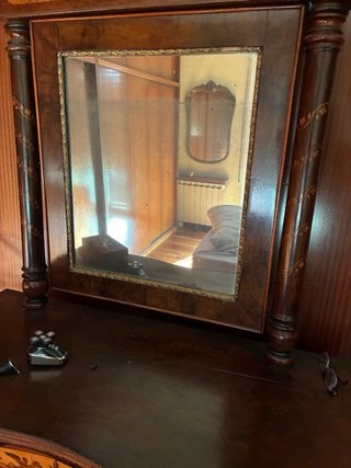 Mueble tocador antiguo con espejo