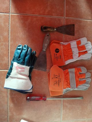 Lote herramientas: espátulas, guantes y destornill