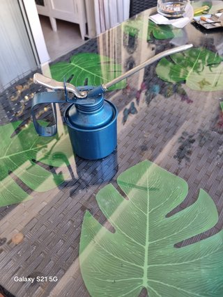 Aceitera manual azul