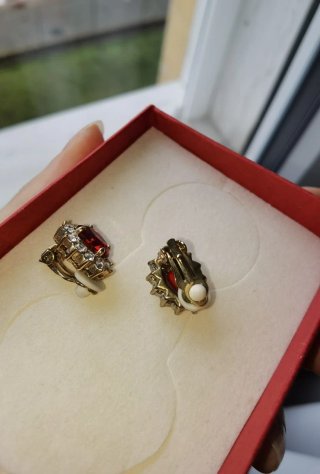 Orecchini con pietra rossa