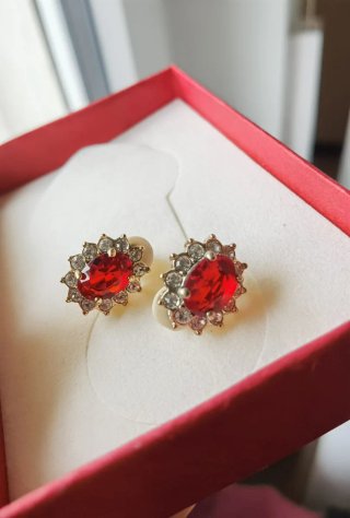 Orecchini con pietra rossa