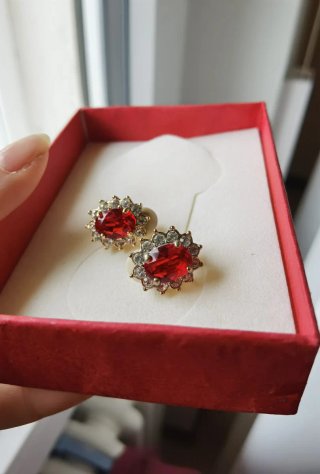 Orecchini con pietra rossa