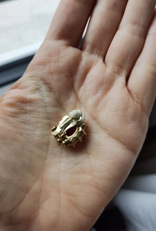 Orecchini con pietra rossa