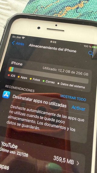 iPhone 8 Plus blanco, funda y cable de regalo.