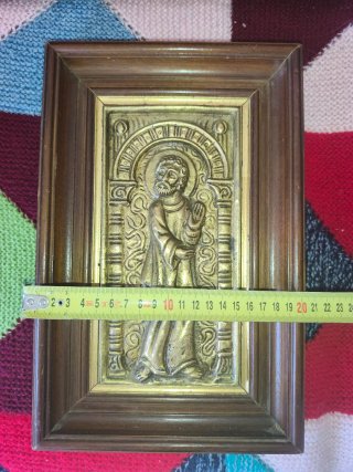 Cuadro de bronce con marco de madera