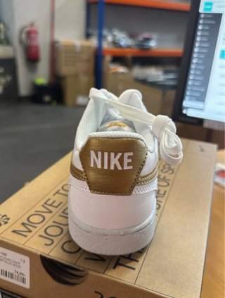 Zapatillas Nike Court Vision Low Blanco y Dorado