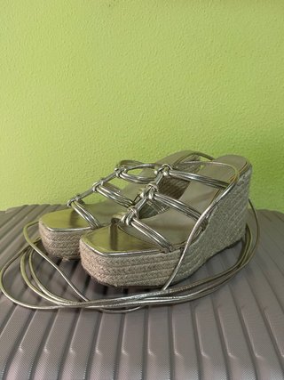 Sandalias cuña doradas atadas al tobillo