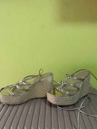 Sandalias cuña doradas atadas al tobillo