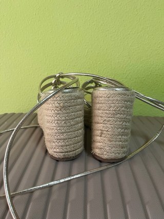 Sandalias cuña doradas atadas al tobillo