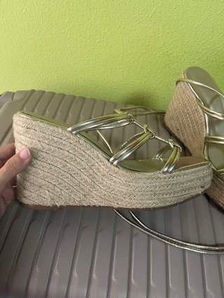 Sandalias cuña doradas atadas al tobillo