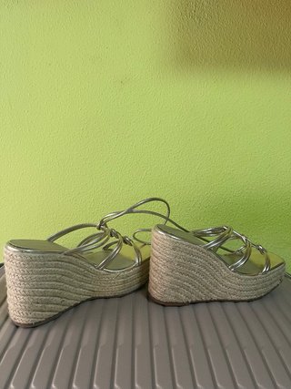 Sandalias cuña doradas atadas al tobillo