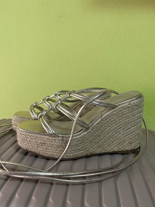 Sandalias cuña doradas atadas al tobillo