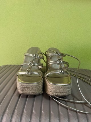 Sandalias cuña doradas atadas al tobillo