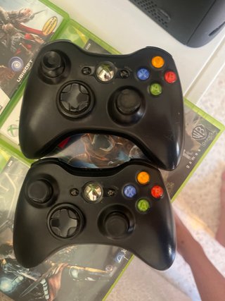 Xbox 360 con 5 juegos y 2 mandos