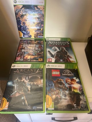 Xbox 360 con 5 juegos y 2 mandos