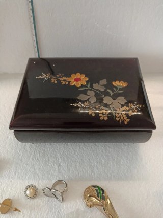 Antiguo joyero musical japonés lacado con flores